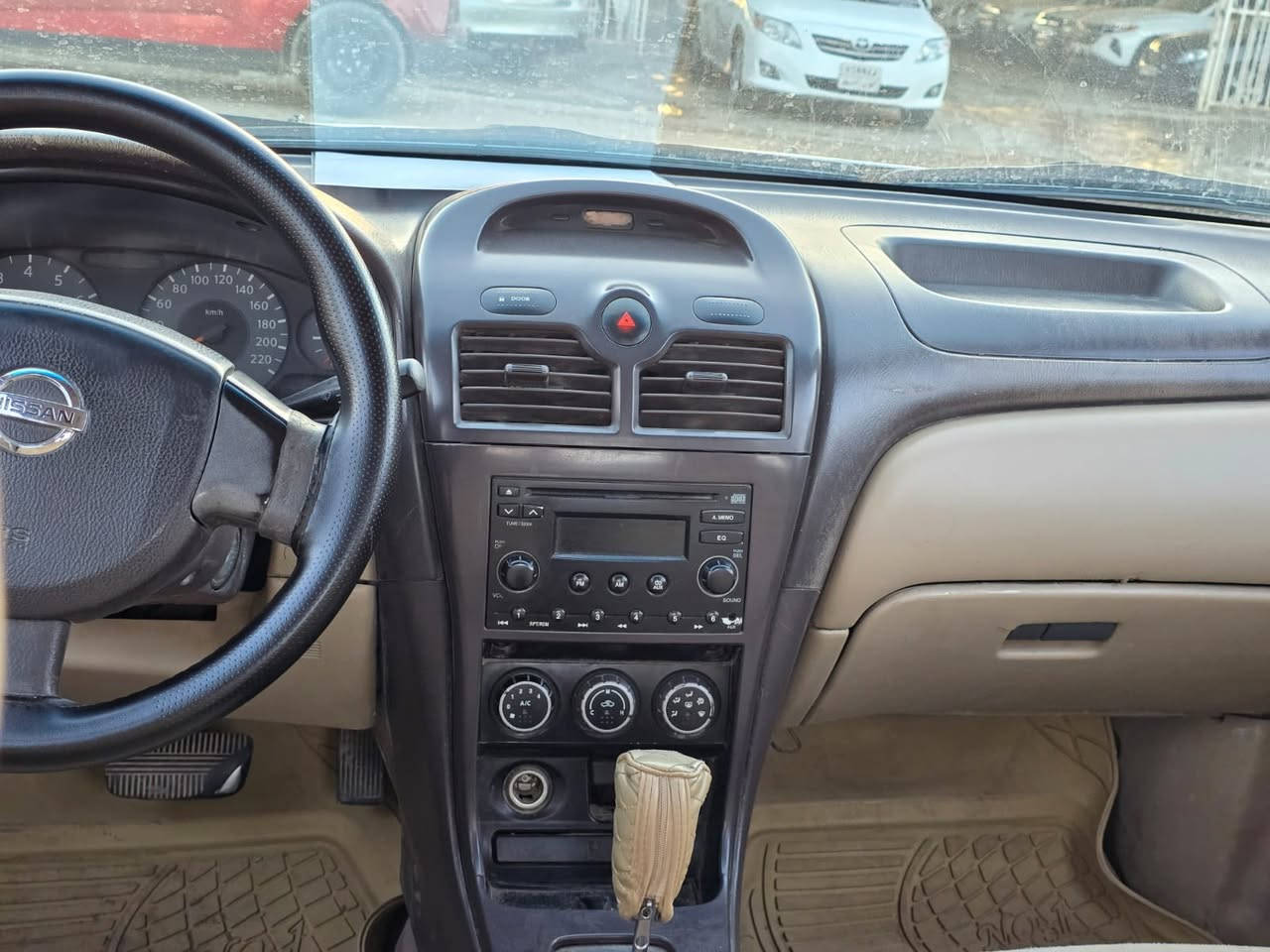 نوع السيارة  سني موديل 2009
السيارة جديدة بها 3قطع صبغ 
محرك وكير جيد جداً 
السعر 80ورقه 
الإتصال على الرقم ***********
