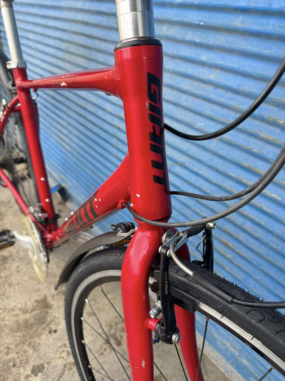 السلام عليكم اًخوتي الطيبينً 700 حجم 28 قياس M 
فريم 51 ماركة (GIANT) سكيب R3 غني عن التعريف 
مديل حديث معدنه المنيوم سستم شيمانوا التوس 
نمره 3/8 بدلات شيمانوا. سحب دفع نظافة الدراجة 
شوفت العين بيها  شخوط مال ناقل بس الدراجة عل 
وضع بلادي مكانيك زيروا سعرها 200 الف وبي مجال 
اخواني عنواني موصل للتواصل *********** 
تتوفر خدمة توصيل جميع محافظات العراق وتحياتي
