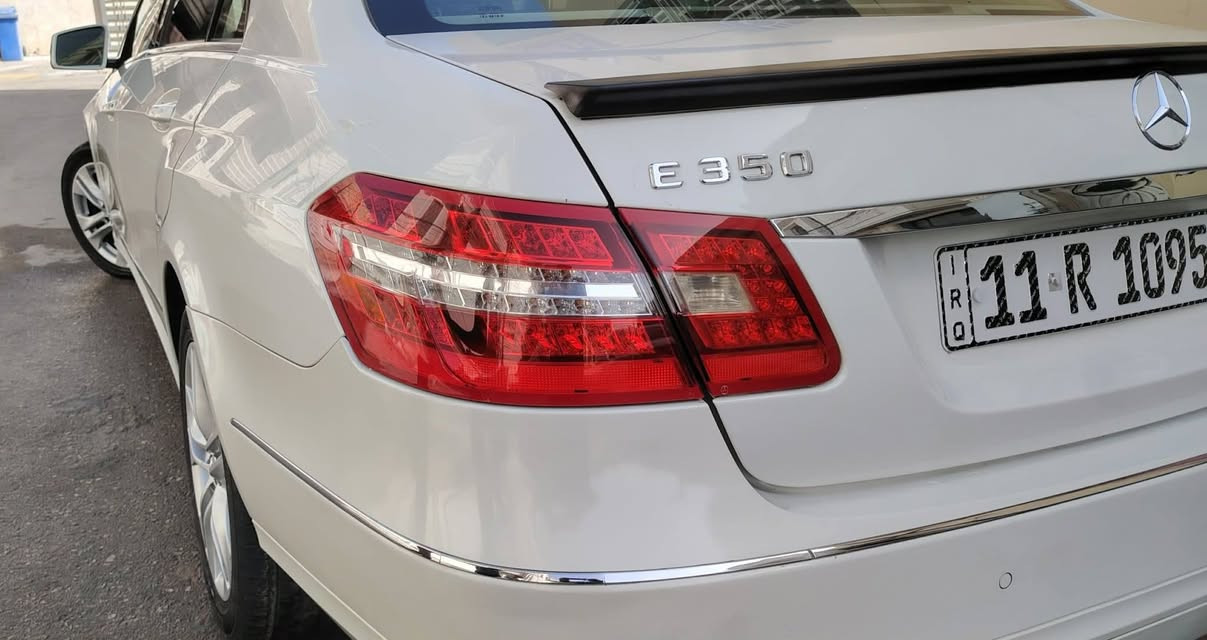 مرسيدس بنز E350 موديل 2011 – وارد أمريكي 🇺🇸

أداء قوي وناعم
 ناقل الحركة:
أوتوماتيك 7 سرعات (7G-Tronic)
 الدفع: خلفي
 اللون الخارجي: أبيض
 اللون الداخلي: بيج (جلد)
✅ المواصفات:
فتحة سقف 
مقاعد جلد كهرباء مع ذاكرة
تحكم كهربائي بالمقاعد
شاشة وسطية مع نظام معلومات
نظام صوتي أصلي
تحكم بالمقود (Multi-Function Steering Wheel)
إضاءة نهارية LED
مرايا كهربائية قابلة للطي
تحكم بالمناخ أوتوماتيك (ثنائي المناطق)
ABS – ESP – Airbags
مثبت سرعة (Cruise Control)
🛠️ الحالة:
السيارة نظيفة جدًا
المحرك الكبير بحالة ممتازة
مكيف بارد
لا تحتاج مصروف
📍 الموقع: (بابل)
💰 السعر:(165$)
📞 للتواصل: (*********** )

