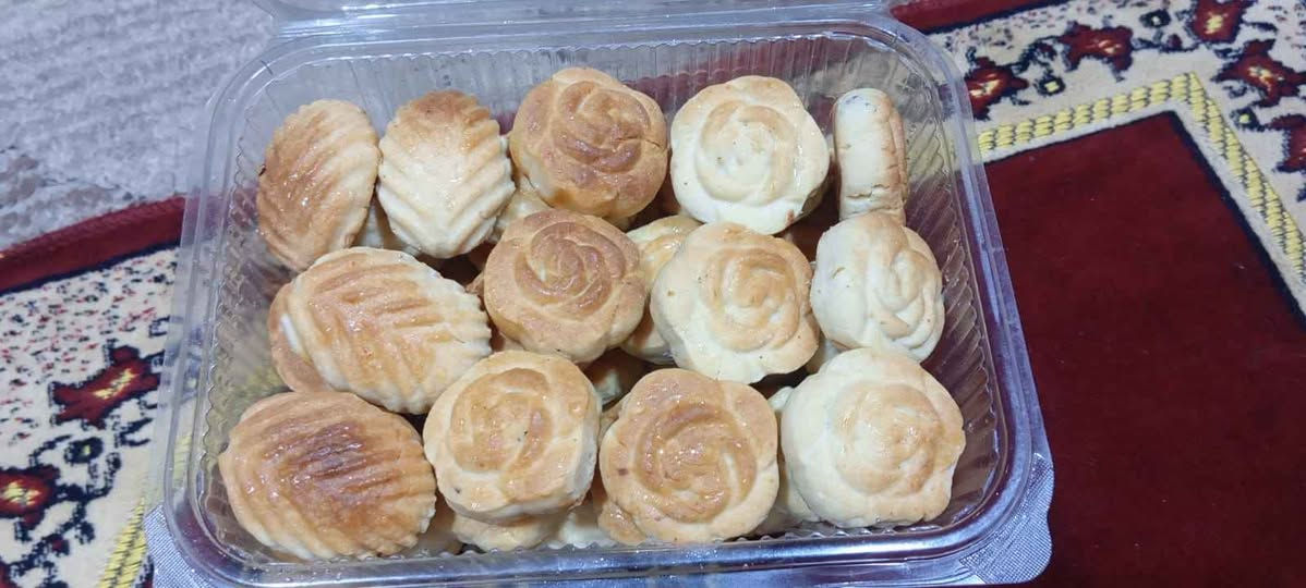 🌸 طعم البيت والنظافة غير.. معجنات أم كيان جاهزة لخدمتكم! 🌸
​حياكم الله عيوني أهل منطقتنا الغوالي ❤️
لكل محبي الطعم البيتي الأصيل، والنظافة اللي تبيض الوجه، "معجنات أم كيان" تفتح باب الحجز لتجهيز أطيب وأرقى المعجنات والكليجة البيتية، شغل حار وطازج ومواد درجة أولى حسب الطلب:
​✨ منيو أم كيان المميز: ✨
🥐 الكليجة العراقية الهشة (تذوب بالفم):
​كيلو مشكل (تمر، حلقوم، جوز، سمسم) 👈 بـ 8,000 د.ع
​كيلو تمر فقط 👈 بـ 7,000 د.ع
​🍕 المعجنات والميني بيتزا (تجهيز عشا ومناسبات وأعياد ميلاد):
​درزن ميني بيتزا (12 قطعة) 👈 بـ 6,000 د.ع
​درزن فطائر مشكلة (جبن، دجاج، لحم) 👈 بـ 6,000 د.ع
​صينية معجنات مشكلة للمناسبات (36 قطعة) 👈 بـ 18,000 د.ع
​🍩 الحلويات والدوناتس الهشة (تجهيز يومي حار):
​علبة دوناتس مشكلة نكهات (6 قطع) 👈 بـ 3,000 د.ع
​علبة دوناتس كبار (12 قطعة) 👈 بـ 10,000 د.ع
خلية النحل صينية كبيرخ بالجبنه او الحلقوم او الدارسين بـ8,000
​⚠️ ملاحظة: الشغل كله حسب الطلب (حجز مسبق قبل بيوم ) لضمان يوصلكم حار ومقرمش وطازج من الفرن لبيوتكم.
​📍 الموقعاً:البصرة / أبي الخصيب /البهادري
📞 للحجز والاستفسار: يرجى المراسلة على الخاص (خاص الصفحة) أو الاتصال على الرقم: [***********]يوجد توصيل البصرة, العراق
