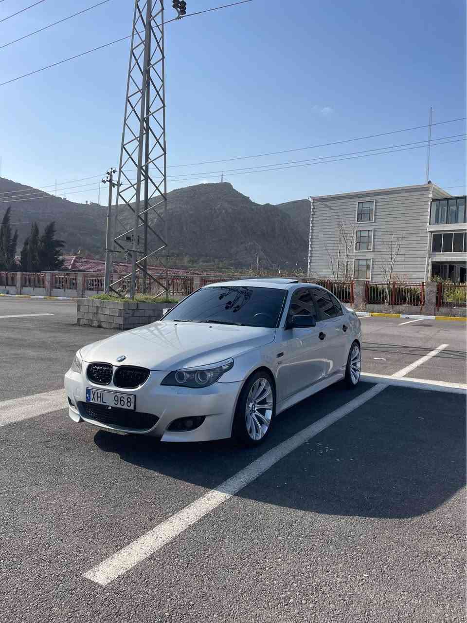 BMW 2004 E60 545i V8 بیئێم چاوبرۆی هەشت پستۆنی فول مواسەفات بەتامی ئێم فایف سڵایدە کوشن خەزنە کارەبایە هەر چوار کوشنی هیتەرە تەبرید سارد و گەرم ئاوینە کارەبایە هەیکەلی  کامل کراوەتە ئێم فایف کامل جوانکاری بۆ کراوە لیدی بۆ  بەستراوە باڵی بۆ دانراوە جوانترین ویلی لەسەرە هەتا بڵێی کەشخە و جوانە هەتا بڵێی بە قوەتە سەیارەکە
0750 165 76 45 رانية, السليمانية
