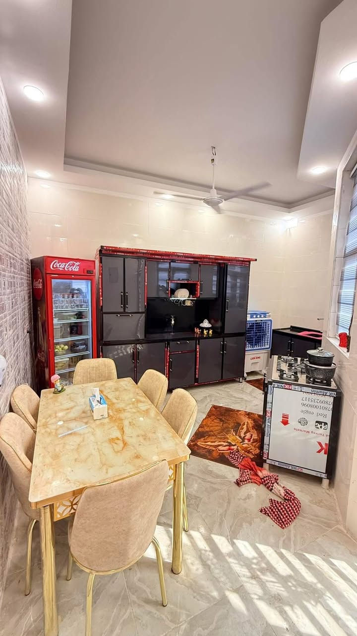 فرصه ❤️
 دار سكن 100 متر مربع 10 ب10 
مشمول ب التطويب رقم العقار 1070/60 
سعر البيت 55 مليون
تفاصيل البيت غرفة صاله مطبخ حار مطبخ بارد استقبال منور مجمع صحيات خارجي حمام داخلي طارمه 
. العنوان التقيه الثالثه مجاور مجمع الروان 
***********  واتساب اتصال او مراسله
