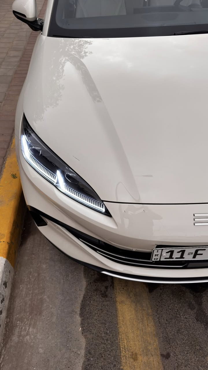 Byd seal 6 dmi اللون بيجي
هايبرد قابل للشحن 
اجمالي الكيلومترات (شحنه كاملة + البانزين) ٢١٠٠ كيلومتر (الفعلي ١٦٠٠ كيلومتر تقريبا)

- نسخة ال ١٣ كامرة وقيادة ذاتية ADAS
- اوتو بارك و valet mode (تطبك وانت خارج السيارة)
- رادار امامي مانع تصادم
- رادار خلفي وحساسات زاوية ميتة
- تنبيه عند فتح الباب ووجود سيارات قادمة
- تنبيه عند الرجوع وقدوم اشخاص او سيارات من احد الجهات
- اذا كسرت بدون ما تشغل اشارة على سيارة جاية اسرع منك وكانت سرعتك فوك ال ٥٠ كيلومتر السيارة تتدخل وتلوف ستيرن وترجعك لمسارك قبل لا يضربك
- اذا اجت باتجاهك سيارة سريعة تشغللهه دبل اشارة للتنبيه
- نظام سكيورتي من تطفيها تصور اي واحد يتقرب منهه
- كاميرا تصوير اثناء القيادة مع عرض دوسة تفاصيل القيادة من سرعة وضغط على دواسة البانزين او البريك
- تشوف اي شي جوة السيارة

باختصار هاي النسخة بيهه احدث انظمة السيفتي والسكيورتي المتقدمة من شركة byd

عدى الكشن الكهرباء والفتحة

بطارية ٨٠ كيلومتر بالشحنه 
كل التنبيهات صوتية باللغة الانكليزية بعد التحديث الاخير

ماشية 9100 قابل للزيادة
مكينة البانزين ماشية 2600 فقط 
والكهرباء 6500

بيهه طخة بالصندوك مثل ما واضح بالصور

سعرها ٢٤ مليون
المكان بغداد 
***********

