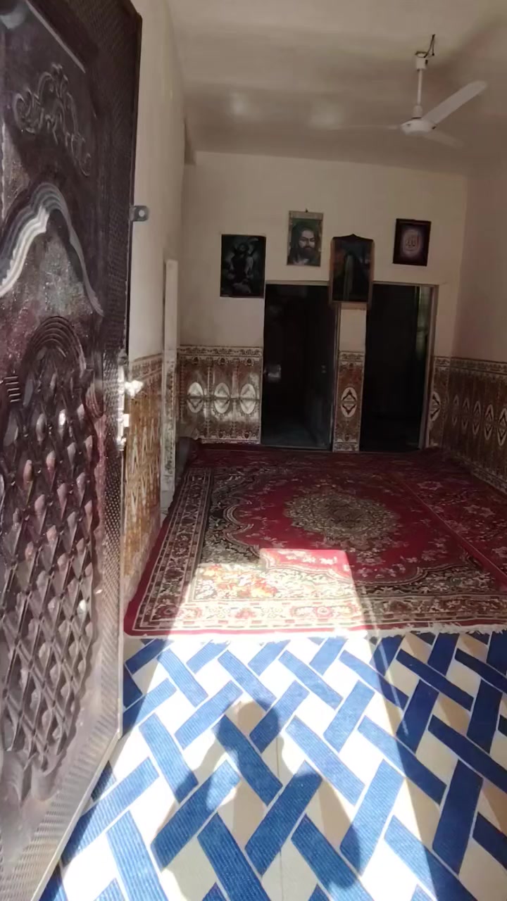 السلام عليكم بيت  بدوانم البيع   في النهروان مساحه 320 بنزلت مطعم تمتوعه تفاصيل 3 غرف نوم صاله وستقبال مطبخ خارجي ستفسار *********** تصال    وتساب
