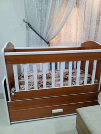 سرير اطفال • دوشك • استخدام قليل