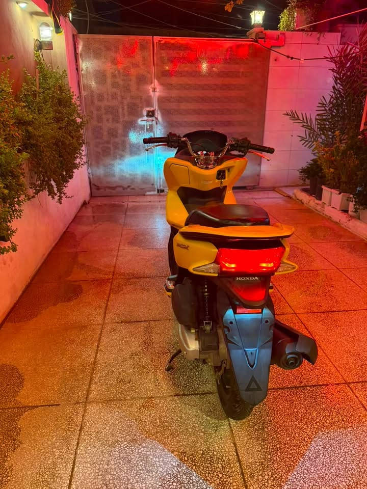 السلام عليكم 

دراجه pcx
بيه سويجات2
ماشيه 40 حقيقي 
كفاله عامه 
لون اصفر بلادي 💛
نارل رمبه من كلشي وكلاشي 
مكاني بغداد 
مامتواجد علفيس 
سعر مناسب لاستفسار ***********
