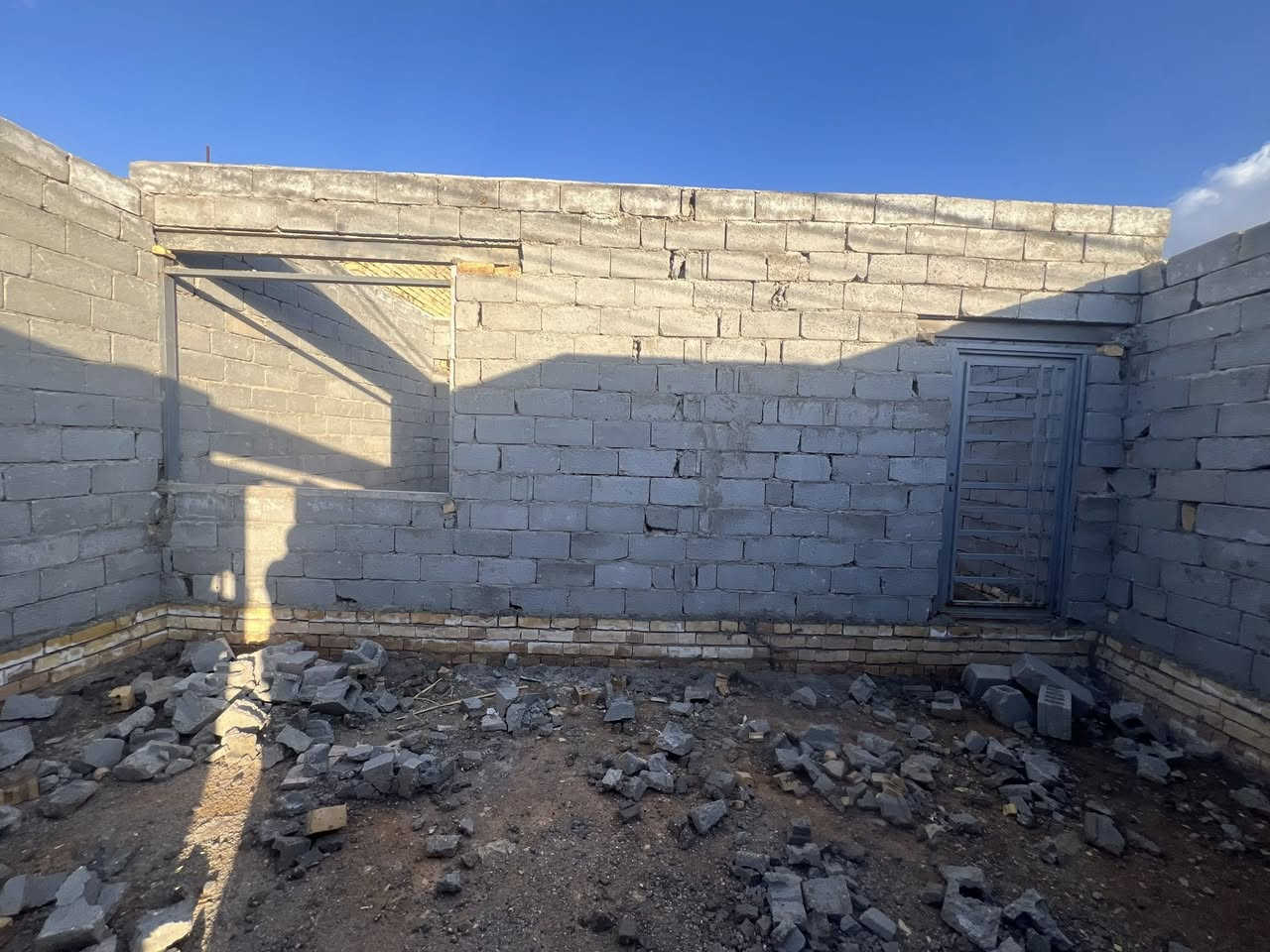 دار للبيع منطقة سيد راهي ابو شون خلف مطعم قدوري المساحة 100 متر بي غرفة ومطبخ وصاله وصحيات سعر جدا مناسب للتواصل ***********
