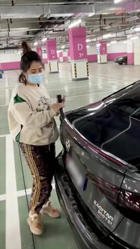 ✨ حوّل شكل سيارتك بثواني!  سبويلر LED مرن بتصميم كربوني فاخر يركّب على...