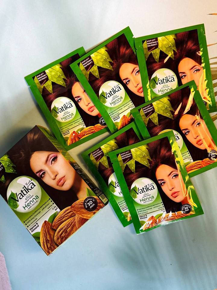 حناء صبغة الشعر من فاتيكا 👌🏻😍

توفرت باللونين الأسود والبني 🤎🖤

لون طبيعي خالي من الامونيا تغطي الشيب بشكل كامل 😍

اليكم فوائدهم 👇🏻👇🏻😍 

صبغة شعر فاتيكا بالحناء لون أسود طبيعي. 
اللون: أسود طبيعي (Natural Black 1).
المكونات الرئيسية: تحتوي على الحناء والحبة السوداء (Blackseed).
المميزات: خالية من الأمونيا وتوفر تغطية 100% للشعر الأبيض.
صبغة شعر عشبية مغذية تعمل كبلسم للشعر.

حناء فاتيكا الملونة للشعر باللون البني الطبيعي (رقم 4). 
اللون: بني طبيعي (Natural Brown).
المكونات: تحتوي على مستخلصات الحناء واللوز والأعشاب المغذية.
 توفر تغطية 100% للشعر الرمادي (الشيب) وخالية من الأمونيا

صنع في الهند 

الباكيت يحتوي على 6 قطع 

للحجز والاستفسار خاص 

تتوفر خدمة توصيل لجميع محافظات العراق 🚗 كربلاء, العراق


**إذا كنت صاحب هذا الإعلان وتريد حذفه لأي سبب، رجاءا أرسل رسالة إلى الدعم الفني**