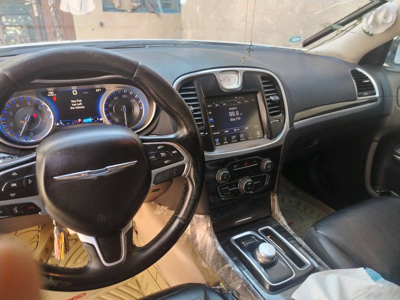 السيارة المعروضة هي سيارة اوباما فخمة بيضاء اللون بحالة جيدة جداً. تتميز السيارة بمقصورة داخلية مغطاة بالجلد الأسود ومجهزة بشاشة معلومات وترفيه، كما توجد ميزات تحكم متعددة تشمل تكييف هواء ومشغل راديو. الإضافات الداخلية تشمل دنغم ومساند رأس مغطاة بالبلاستيك للحماية. السيارة متوفرة للبيع الآن لمن يرغب في امتلاك سيارة مريحة وفاخرة لأغراض التنقل اليومية أو الرحلات الطويلة.