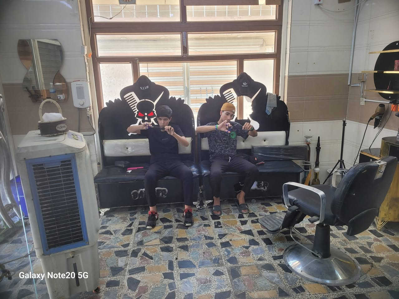 دوره حلاقه رجاليه مده مفتوحه لحد ماتصير حلاق ب150الف تطبيق نضري وعملي الزعفرانيه شقق سعيده مقابيل المنتزه خلف جامع الاحبه .ايهاب الحلاق ***********
