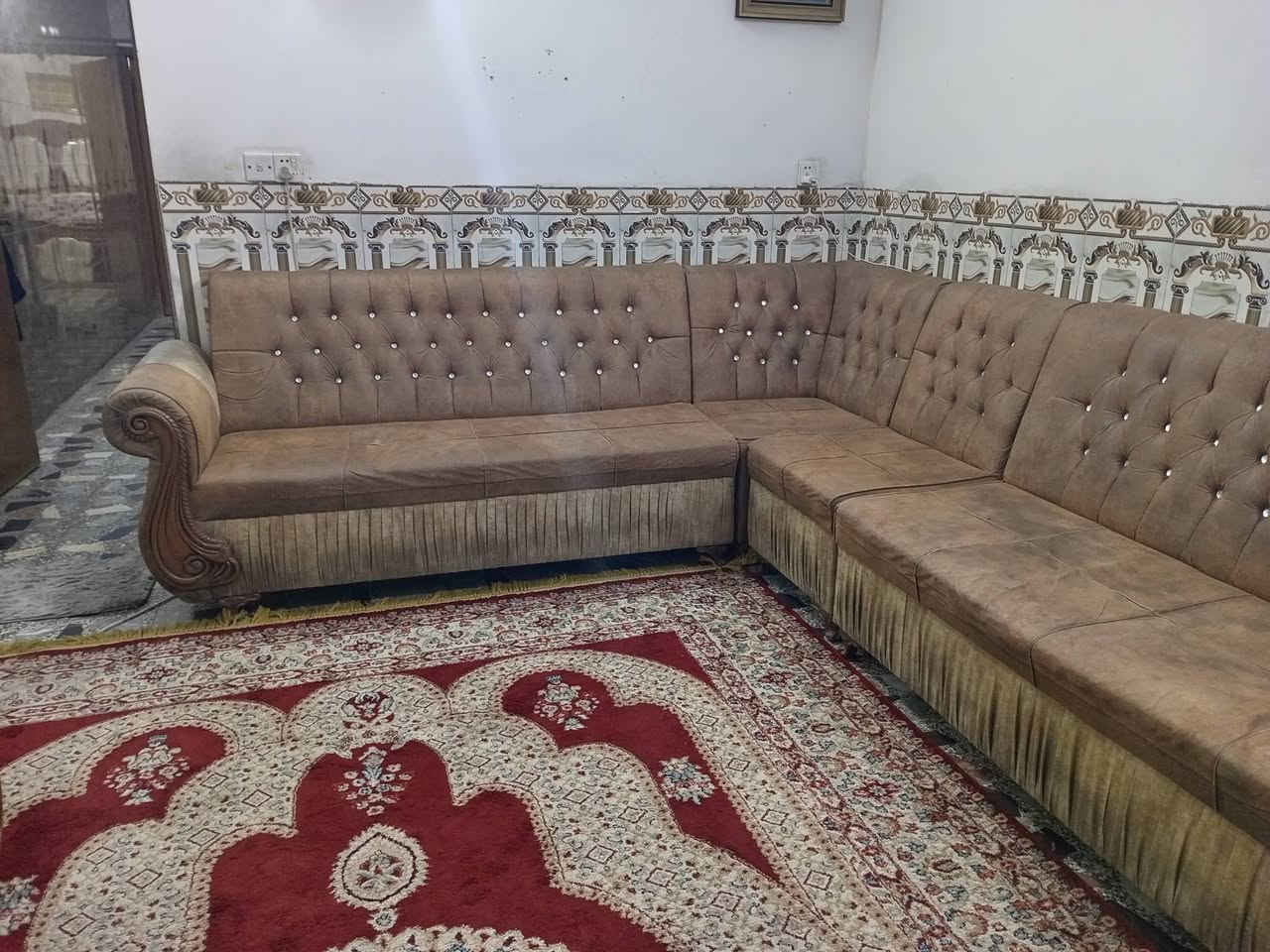 سلام عليكم عندي تخم ديوان عشر مقاعد مستعملة للبيع العنوان بغداد التواصل على الرقم وتساب *********** وبيها مجال
