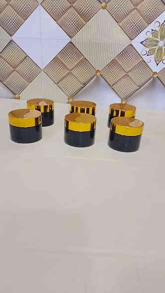 #يُعتبر_مزيل_العرق أحد المنتجات الأساسية في روتين العناية اليومية لكل شخص، حيث يساعد في الحفاظ على الانتعاش ومنع الروائح الكريهة، ومع تزايد الوعي بضرورة اختيار المنتجات الطبيعية والآمنة، أصبح البحث عن افضل مزيل عرق طبيعي من أولويات الكثيرين. 
#التركيبة_الطبيعية: تأكدي من أن المزيل يحتوي على مكونات طبيعية مثل زيت جوز الهند، شمع العسل، زبدة الشيا، أو زيت اللافندر، وتجنبي المكونات الكيميائية مثل الألومنيوم، البارابين، والعطور الاصطناعية.
#الفعالية: اختاري المزيل الذي يحتوي على مكونات فعالة ضد الروائح مثل صودا الخبز أو النشا، فهما يساعدان على امتصاص الرطوبة ومنع تكون الروائح الكريهة.
#الرائحة_الطبيعية: اختاري مزيل العرق الذي يحتوي على زيت عطري طبيعي، مثل زيت اللافندر أو زيت شجرة الشاي، لتجنب الروائح الاصطناعية التي قد تسبب تهيجًا
كل هذا گدرنا نخلصك منه مع منتجات #نعيم_الطبيعة_للعناية_بالبشرة_والشعر  عمل بأأيادي ولمسات سحرية مكونة من أعشاب ومواد خالية من المواد الكيمائية 
سعر العلبة 9 الاف دينار 
#يوجد_توصيل_لكل_محافظات_العراق 
يمكنك التواصل مع ارقامنا 
#واتساب_***********
#واتساب_***********
