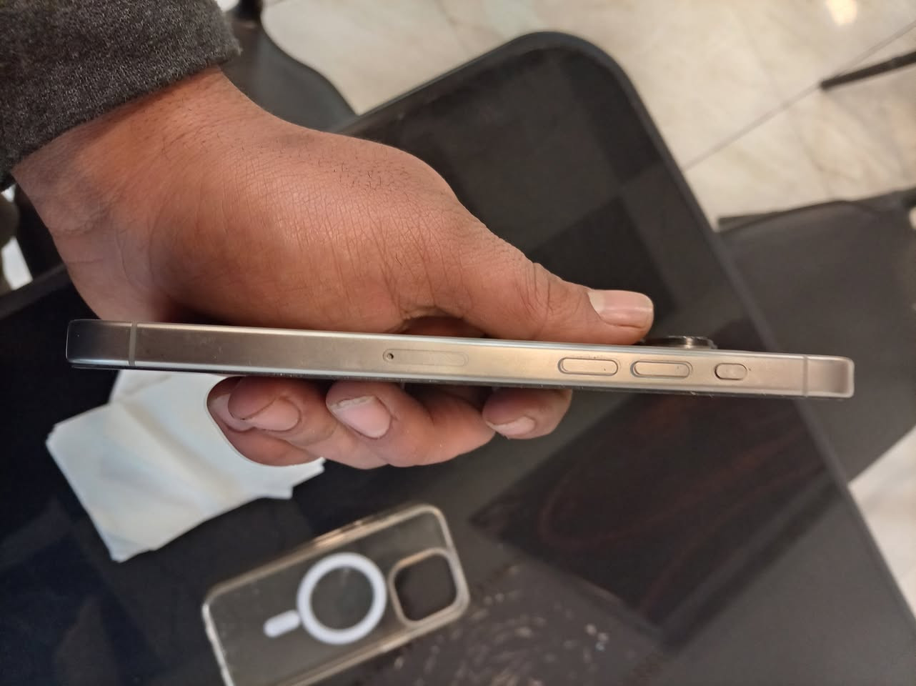 إيفون ١٥ للبيع ذاكره ٢٥٦ جهاز ماستر سعر مليون وميه قفل كارتونه وشاحنه موجودات ***********
