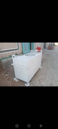 خزان سائل • معدن أبيض • غطاء محكم