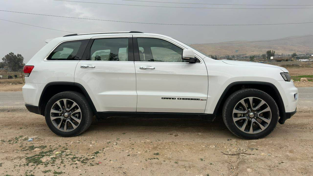 السلام عليكم جيب لاريدو للبيع. كلين تايتل. 2018. الليمتد بلس. كفى العامل وكل شيء. والسياره كلش نظيف. ماشي فقط.50م بها مجال قليل للطيبين.*********** أربيل, العراق
