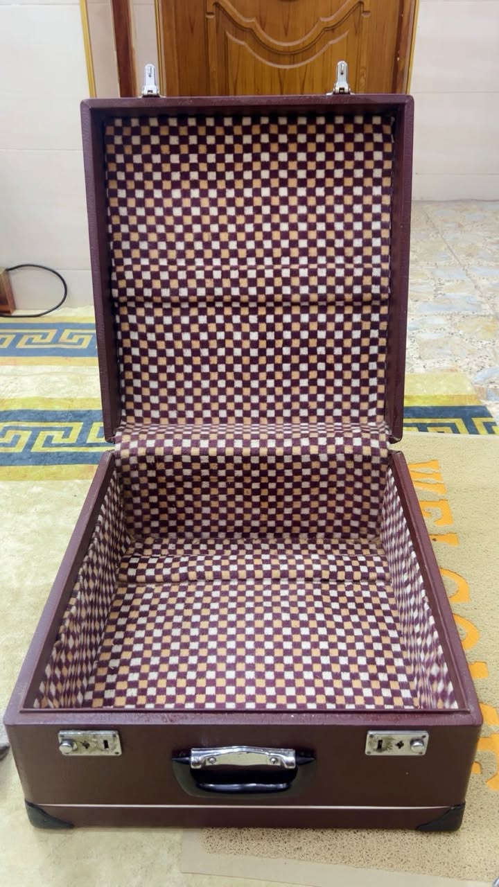 السلام عليكم كارديوان شغال  نضيف جدن بحالة جيدة 
العنوان بغداد مدينة الصدر***********
