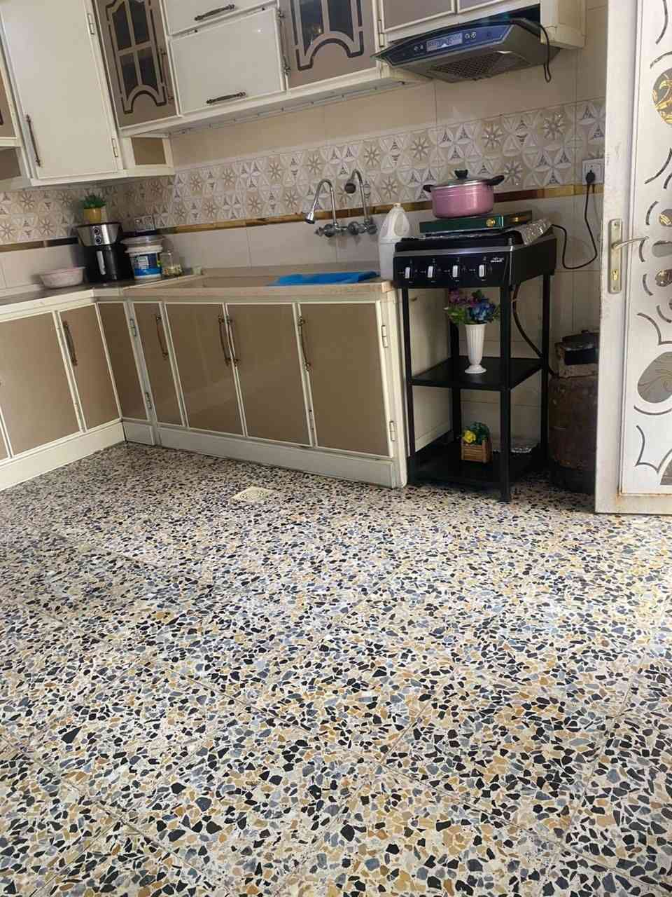 السلام عليكم 
دار للبيع طابو زراعي سند 25
مساحته 125 مربع 
بناء درجه اولى صب كونكريت يحتوي على غرفتين وصاله ومطبخ واستقبال وحمام خارجي او داخلي 
اضافه الى مخزن فوك مكانه مميز قريب على الشارع والمدارس شارعه تبليط 
مكانه حي ميسان شارع النخيل مقابيل هيئه الزهراء 
يبعد عن الشارع العام 7 ابيوت  قريب على شارع الكيات
يرهم مراوس أبيت طابو صرف 
مع الفرق
للاستفسار خاص 
***********
الرقم بي واتساب
