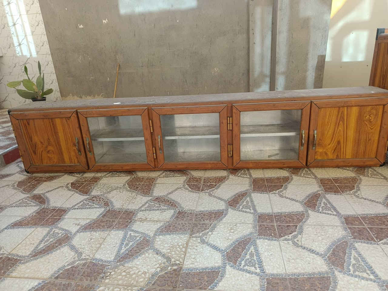 للبيع كاونتر مطبخ متوسط الحجم نظيف وكما موضح بالصورة عبارة عن سنك والقطعة الوسطية والملحق تعليك رايده ب100 وبيه مجال مستعجل عليه كلش وهذا رقمي ***********
