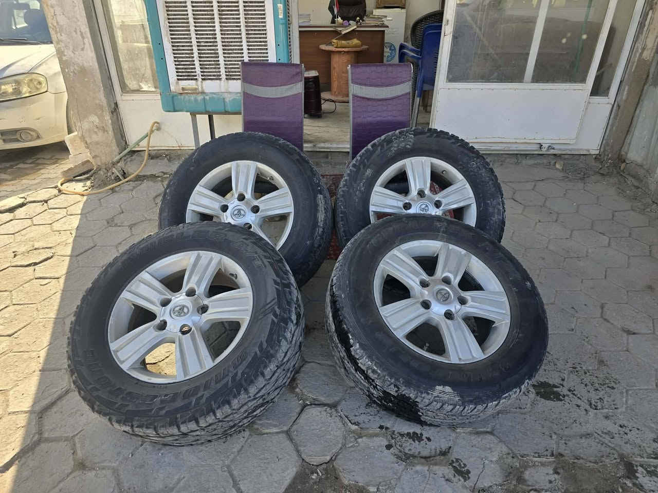 السلام عليكم للبيع تخم ويل وتاير لاندكروز حجم 18 لتصال برقم ***********
