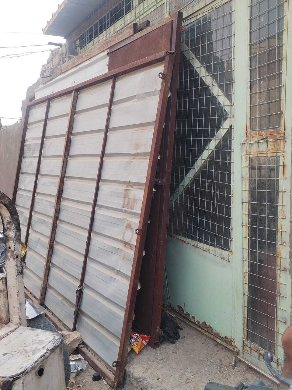 جنبر 3قطع ويه سكفه ينصب عل حايط بس 3قطع وسكف ماله نضيف ب 150وبيه مجال قليل هذ رقم صاحب الجنبر ***********
