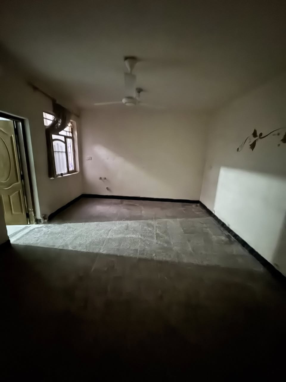 للإيجار بيت طابق أول معزول عزل تام
غرفة نوم + صالة + مطبخ + خدمات
البيت نظيف جداً 
ايجاره 650 الف وبي مجال
***********
