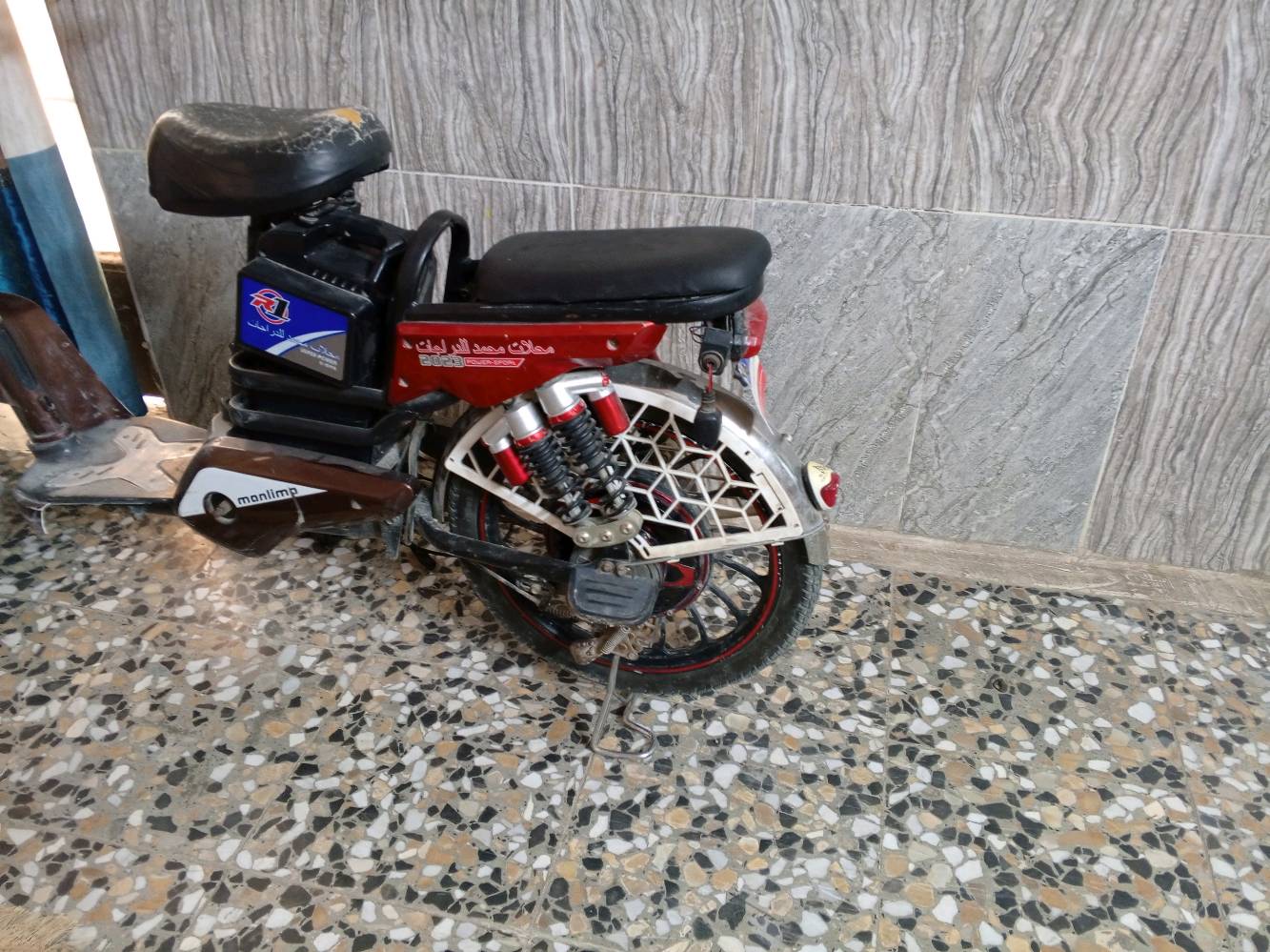 السلام عليكم، عندي دراجة كهربائية بحالة جيدة للبيع. هذا النوع مريح للاستخدام اليومي في التنقلات داخل المدينة. تصميمها يتيح لك التنقل بسهولة وبدون عناء. مثالية للأشخاص اللي يبحثون عن وسيلة نقل اقتصادية وصديقة للبيئة.