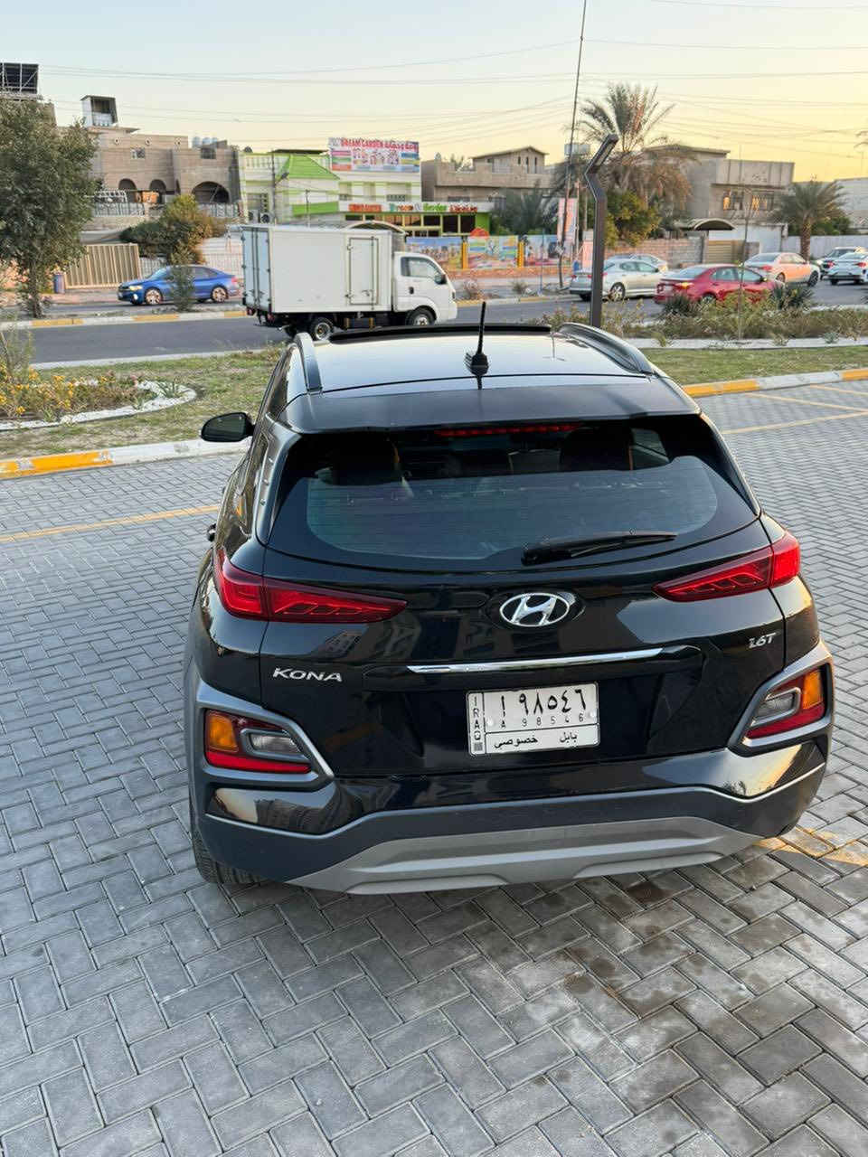 هونداي كونا 2018 فول ١/١
كشنات جلد امامي تدفئة وكهرباء 
فتحة سلايد
بصمة تشغيل و أبواب وجنطة 
رادارات جانبية كاميرا خلفية  كاربلي 
بك لايت لد والامامي زينون بلادي
مود قيادة ( نورمال ،سبورت ) السيارة فور ويل 
وبعد بيها هواي مواصفات 
حادثها جاملغ وباب السائق وصار بيها مكانات صبغ
وعندي السونار  
السعر 110$ وبيها مجال بسيط
بغداد -حي الجهاد 
*********** واتساب
