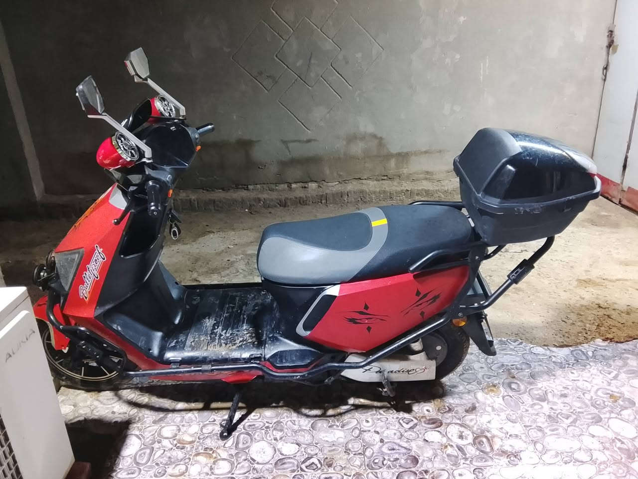 سلام عليكم دراجه شحن لبيع 6بطاريات نضافه 99بلميه دراجه سوده بس موشمه فابلون احمر سعر 800بيه مجال لمكان بصره هارثه طاقه رقم ***********
