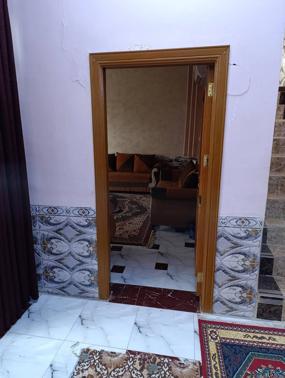 السلام عليكم مكلف بالنشر بيت للبيع البدعه حي الروظه قرب اسواق سيد وليد المساحه 200 متر غرف 2 مطبخ صاله استقبال كراج سياره طابق واحد  السعر 135 وبي مجال اتصل علا صاحب الدار ***********
