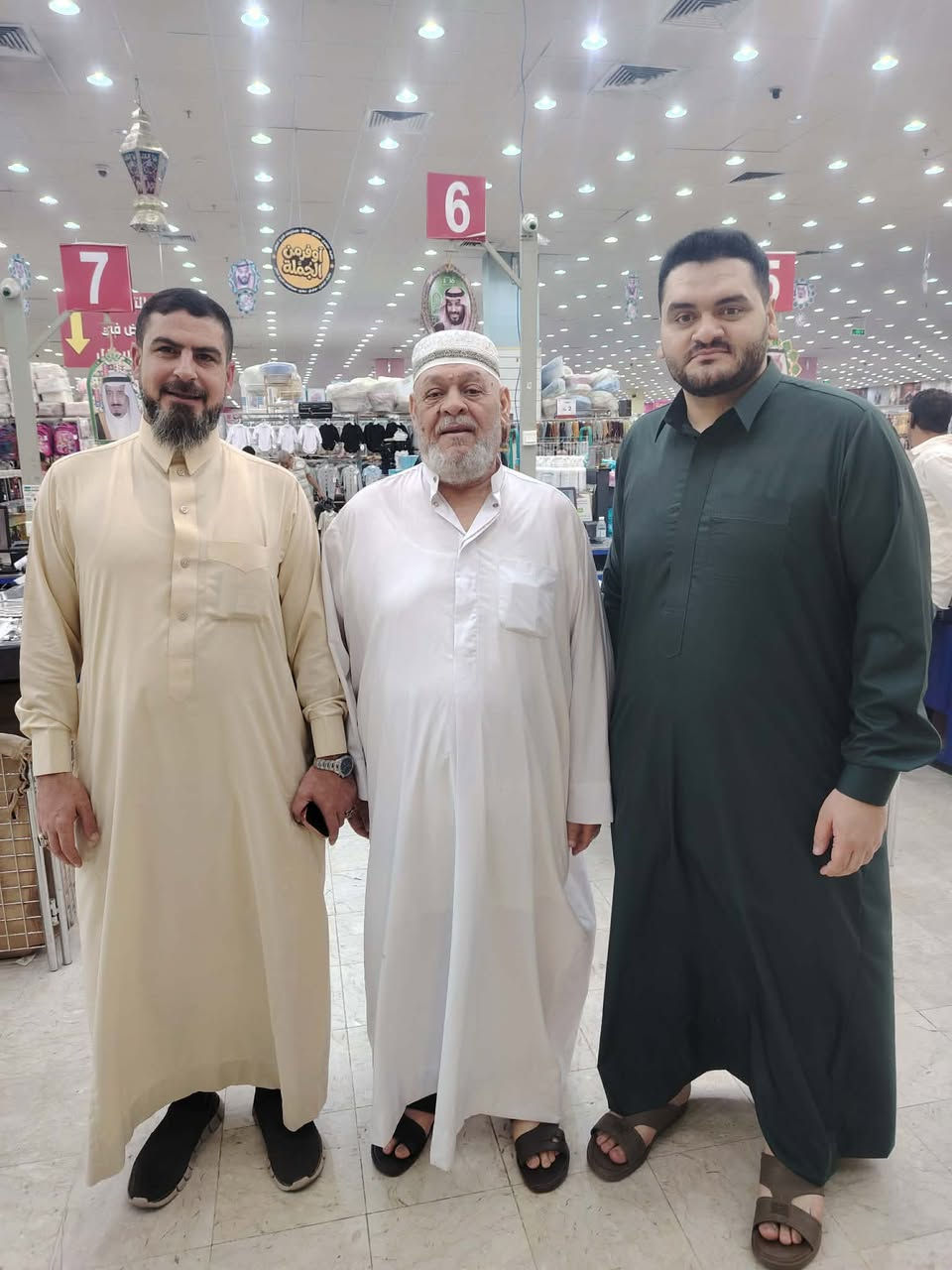 بفضل الله تعالى 
خرجت قوافل معتمري شركة الاخوين للحج والعمرة البر والطيران إلى مزارات مكة المكرمةعصر هذا اليوم الجمعة أول يوم عيد الفطر المبارك بعد ان قضينا صيام شهر رمضان كاملا والحمد لله نطمئن اهالي المعتمرين ان الكل بخير وصحة وسلامة 
الحاج عمر الهيتي ***********
الحاج مصطفى الهيتي ***********
