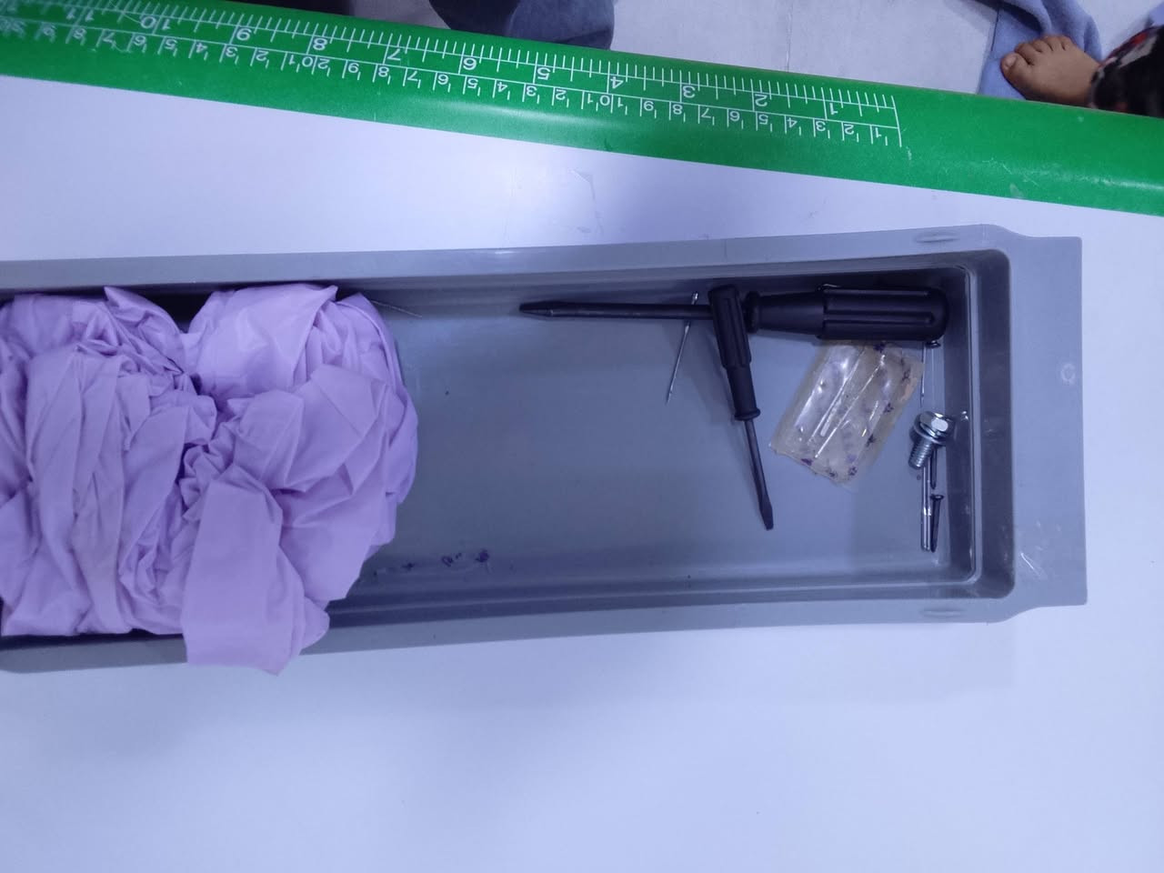 هاي مكينة خياطة صناعية *ZOJE*، واضح انها حديثة من الشاشة الديجيتال. نوع ممتاز ومعروف بالسوق العراقي.

- *الماركة*: ZOJE - شركة صينية متخصصة بالمكاين الصناعية
- *النوع*: مكينة درزة مستقيمة Direct Drive، المحرك داخلي مدمج
- *المميزات الواضحة*: شاشة تحكم للسرعة وموضع الابرة، قص خيط اوتوماتيك، رفع دواسة كهربائي

*شغلات مهمة عنها:*
1. *الخيط*: اشوفك لاضم الخيط بس شكله مو واصل للابرة صح. لازم يمر من قرص الشد وذراع سحب الخيط قبل الابرة.
2. *البكرة الثانية*: المكينة مجهزّة لحامل بكرتين، مفيدة اذا تخيط ابرة مزدوجة او تريد لونين.
3. *الزيت*: المكاين الصناعية تحتاج تزييت. تأكد من مستوى الزيت من الشباك الشفاف جوه.
4. *الخط الأخضر*: هذا موديل اقتصادي بالكهرباء، تصرف اقل من المكاين القديمة.
للتواصل وتساب +اتصال***********
