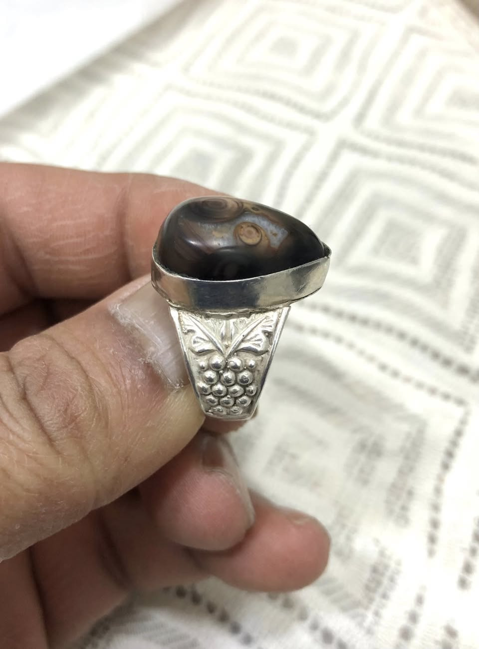 سلام عليكم خاتم بحجر سليماني قديم مختلف مصور يشف احمر صياغة يدوية مرتبة قياس 21/22 للبيع فقط يوجد توصيل


**إذا كنت صاحب هذا الإعلان وتريد حذفه لأي سبب، رجاءا أرسل رسالة إلى الدعم الفني**