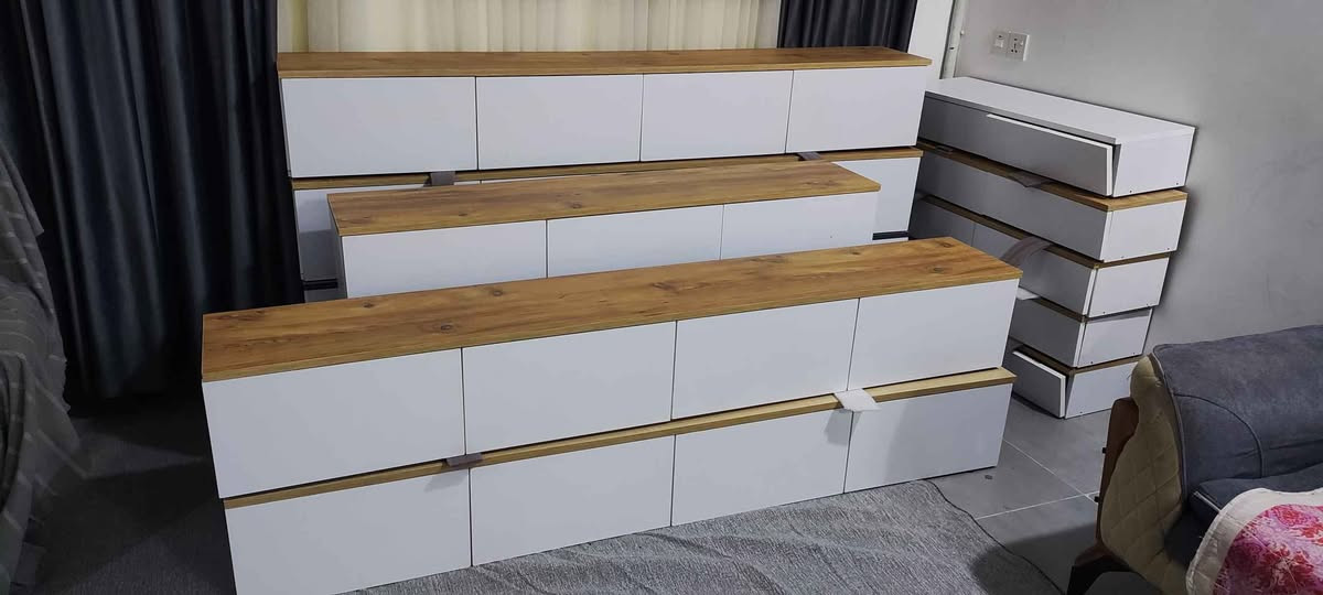 مێزی تیڤی بە ڕەنگی ساجی و سپی بە هەردوو شێوازی هەڵواسین یان قاچی هەبێت دوو مەتری نرخی 75 هەزارە
مەترو نیوی نرخی 60 هەزارە گڵۆپی لیدی پێوەیە و گەیاندن و هەڵواسین تەنها 5 هەزارە بۆ ناو شاری سلێمانی لە بەکرەجۆم
*********** السليمانية, العراق
