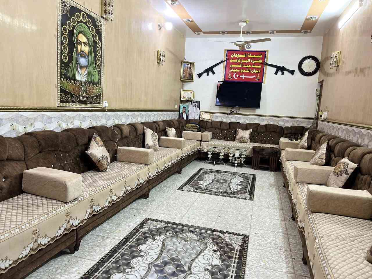السلام عليكم
بيت للبيع مساحه ١٥٠ متر واجهة ٧.٥ نزال ٢٠ يحتوي على ٦ غرف نوم +٢ حولي +ترك ومنور ستقابل كبير و ٣ حمامات ومطبخ وكراج 
بناء حديث مكاني أم الكبر والغزلان قرب أفران الزهراء 
رقم الهاتف ***********
سعر ٣١٠ وبيه مجال
