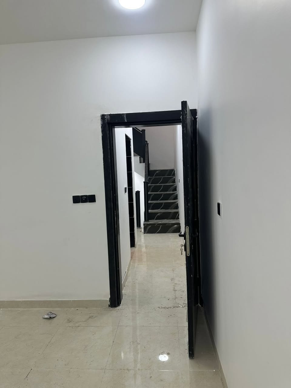 السلام عليكم يعلن مكتب البركة للعقارات دار للبيع في السيديه مساحه 82متر واجها 5/30  نزال 15/30 مدخلين زيرو بناء 2025 مطبخ سيراميك غرفه ارظي وثنين طابق ثاني صحيات عدد اثنين سطح امامي وسطح خلفي قرب جامع الصديق من جهت التشجير
للتستفسار ***********
