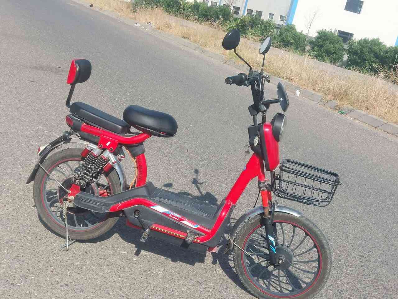 بايسكل نوعية الماس اخو جديد حجم كبير سعر ٣٠٠ و بي مجال مكان اربيل.               پاسكلیکی زۆر خاوێنە حجم ٢٢ ئاخر گەورەکەیتی ٦ پاتری لەسەرە هەمووی نوێیە هەردوو تایەی کرایتە چوپلێس شەریکەی ئەلماسە باشترین شەریکەیە نرخی ٣٠٠ هەزارە ***********
