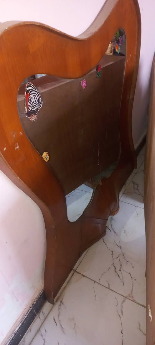 السلام عليكم 
ميز مرايا نظيف للبيع 
السعر ٧٥ الف 
عنواني الزبير 
*********** اتصال /وتساب
