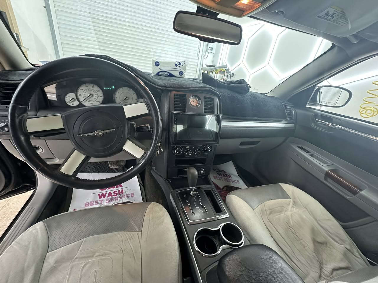 السلام عليكم. اوباما 2010 اصل اربع جوكات  رقم اربيل سياره بدون حادث فقط تكحيل مقدمة القماره وشويه من التكمه نتيجة تكشير الصبغ  السياره عليهه ادامه كير ومكينه خير من الله ونصبتهه وغرفتهه جديده وحلوه وب العافيه على الي ياخذهه 
*********** 
ومتواجد ع الفيس ايضا 
لتخافون مو من جماعتة الي اخاف من السعر
سعر السياره ١٢٥ ورقه  
والخير فيما اختاره الله
