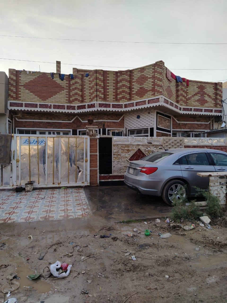 السلام عليكم بيت للبيع  طابقين مساحه ٢٠٥ متر يحتوي على أربع غرف نوم واستقبال وصاله ومطبخ بيت جديد ونضيف ارضيه مرمر وجدران سيراميك يقع في حي المعلمين خلف أسواق الامسيباوي قريب ع شارع العام  نوع العقار زراعي للاستفسار اتصال ***********
