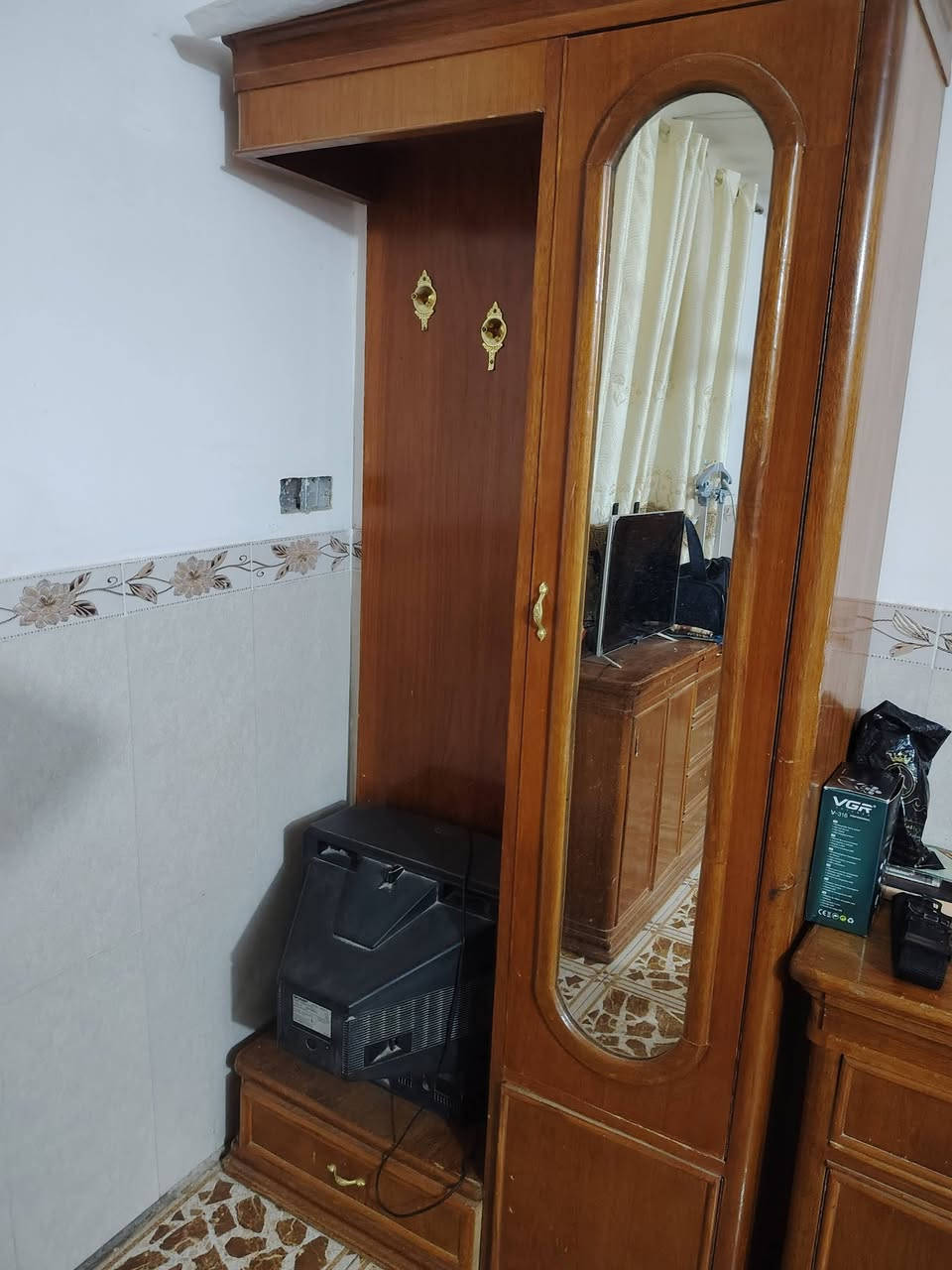 متاح غرفه نوم حطاطه نضيفه يرادلها صبغ ويدات فقط دواخلها كله نضيف كنتور ابو ملحق 3امتار داخل خارج صاج
صور واضحه سعر 700بي مجال 
مكان رمادي شارع20
***********
