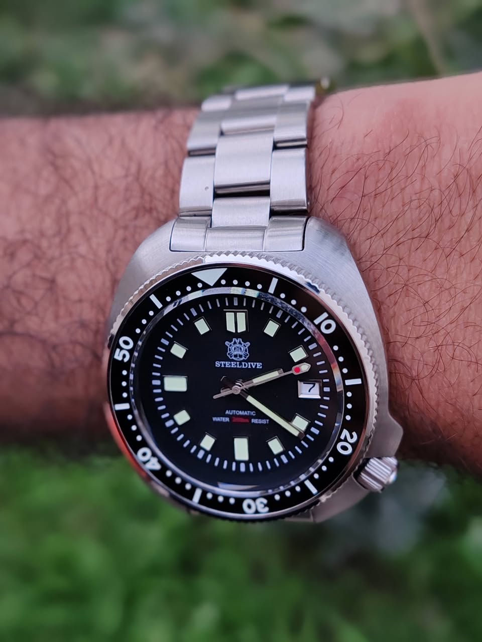 ساعه جديده للبيع
ستيل دايف تعمل بنظام الاوتوماتيك

 إليك مواصفات ساعة ستيل دايف🔻⬇️

​المحرك (Movement): ياباني أوتوماتيكي أصلي من نوع Seiko NH35، يدعم التعبئة اليدوية وثواني التوقف، ويشتهر بعمره الطويل ودقته

​الزجاج (Crystal): من الياقوت الصناعي (Sapphire Crystal) المقاوم جداً للخدش، مع طبقة داخلية زرقاء مضادة للانعكاس لرؤية أوضح

​مقاومة الماء (Water Resistance): تصل إلى عمق 200 متر، مع تاج (برغي) محكم الإغلاق لضمان عدم دخول الماء أثناء السباحة أو الغوص

​مادة التصنيع (Material): الهيكل والسوار مصنوعان بالكامل من الفولاذ المقاوم للصدأ 316L (Stainless Steel) عالي الجودة والمقاوم للتآكل

​الإطار الخارجي (Bezel): مصنوع من السيراميك المقاوم للخدش، قابل للدوران باتجاه واحد، ومزود بأرقام وعلامات مضيئة بالكامل

​الإضاءة (Luminova): إضاءة ليلية قوية جداً من نوع Swiss C3 / BGW9 تغطي العقارب
 العلامات، وكامل أرقام الإطار الخارجي


**إذا كنت صاحب هذا الإعلان وتريد حذفه لأي سبب، رجاءا أرسل رسالة إلى الدعم الفني**