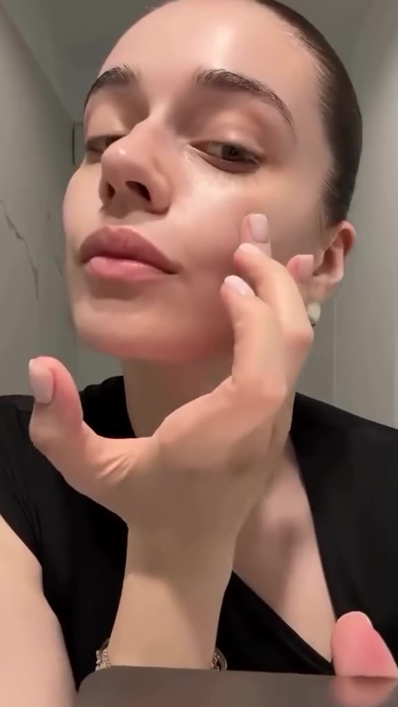 كريم الأساس الشهير L'Oréal Paris Infallible 32H Fresh Wear Foundation.هو فاونديشن سائل طويل الأمد يتميز بتركيبة خفيفة الوزن تسمح للبشرة بالتنفس، ومقاوم للماء والتعرق.أبرز مواصفات ومميزات المنتجالثبات والتغطية: يوفر ثباتاً يمتد حتى 32 ساعة مع تغطية متوسطة إلى كاملة قابلة للبناء.المكونات النشطة: غني بـ فيتامين C (Vitamin Cg) الذي يعزز إشراقة البشرة الطبيعية ويمنحها مظهراً حيوياً.الحماية: يحتوي على عامل حماية من الشمس SPF 25.اللمسة النهائية: يمنح البشرة مظهراً نضراً ومشرقاً طوال اليوم دون لمعان مزعج 
السعر15


**إذا كنت صاحب هذا الإعلان وتريد حذفه لأي سبب، رجاءا أرسل رسالة إلى الدعم الفني**