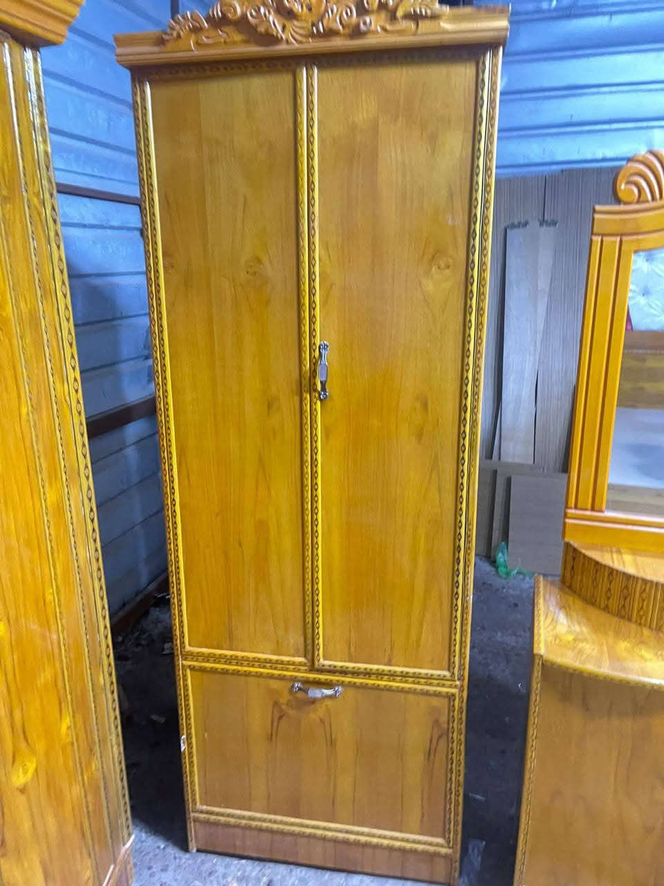 غرفه اخشاب للبيع خمس  ابواب ملحق نضيف زاويه كنتوريه مالعرس استعمال قليل السعر 650 الاتصال على الرقم *********** بغداد متواجد واتساب وعندي توصيل بكروه
