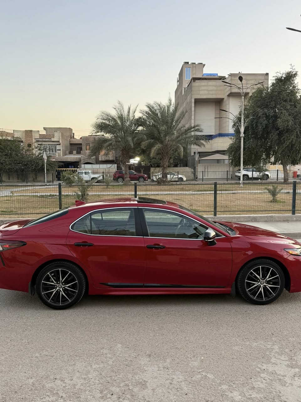 للبيع تويوتا كامري 2023 فئة SE 🚗
السلام عليكم للبيع:
🔴 اللون: أحمر
📅 الموديل: 2023
⚙️ الفئة: SE
ممشى السياره 37 الف كيلو
✨ المواصفات:

 • محرك 4 سلندر
 • تصميم رياضي أنيق
 • شاشة لمس مع نظام بلوتوث
 • كاميرا خلفية
 • مثبت سرعة
 • تايرات جدد
 • داخل جديد
        •     رادار امامي
        •     فتحة

✅ السيارة بحالة ممتازة، استخدام شخصي
✅ جاهزة للفحص بأي مكان
حادثها مرفوق بالصور جاملغ خلفي مسحوب بارد بدون قطرة صبغ وحوض الجنطة مبدل بدون دواخل فقط ايرباك البرده طاك وراجع سستم  السعر  :203 وبيها مجال بسيط
📞 للتواصل: (***********)
