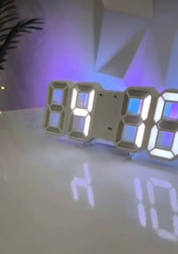 ساعه رقميه  تكتبلك الوقت و درجه الحراره مال غرفه و تكدر تتحكم بل سطوع ...