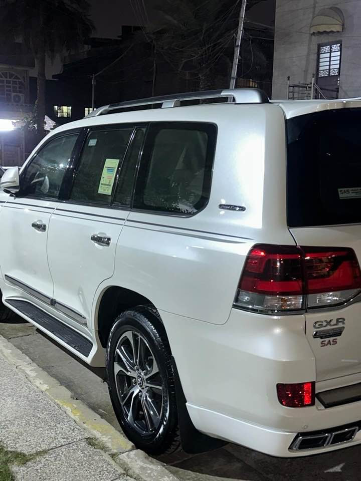 السلام عليكم 
لاندكروز 20 فول  ساز 
مكفوله من الصبغ والبترد 
معروف مواصفات الاندكروز 
ماشيه 66الفف 
السعر 565$ يعني خمس شدات وخمسه وستين ورقه
مكان السياره شارع فلسطين 
***********
وبيها مجال بسيط حك الجيه
