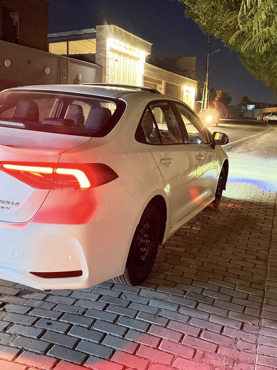 كورلا هايبرت-2025----***********
عداد المسافه -15000
فتحه
بصمه
اسبايدر 
جلد
بيه رصعه ازغيره بالباب فقط
مكفوله السياره من الصبغ والتبديل
مكان السياره بغداد
