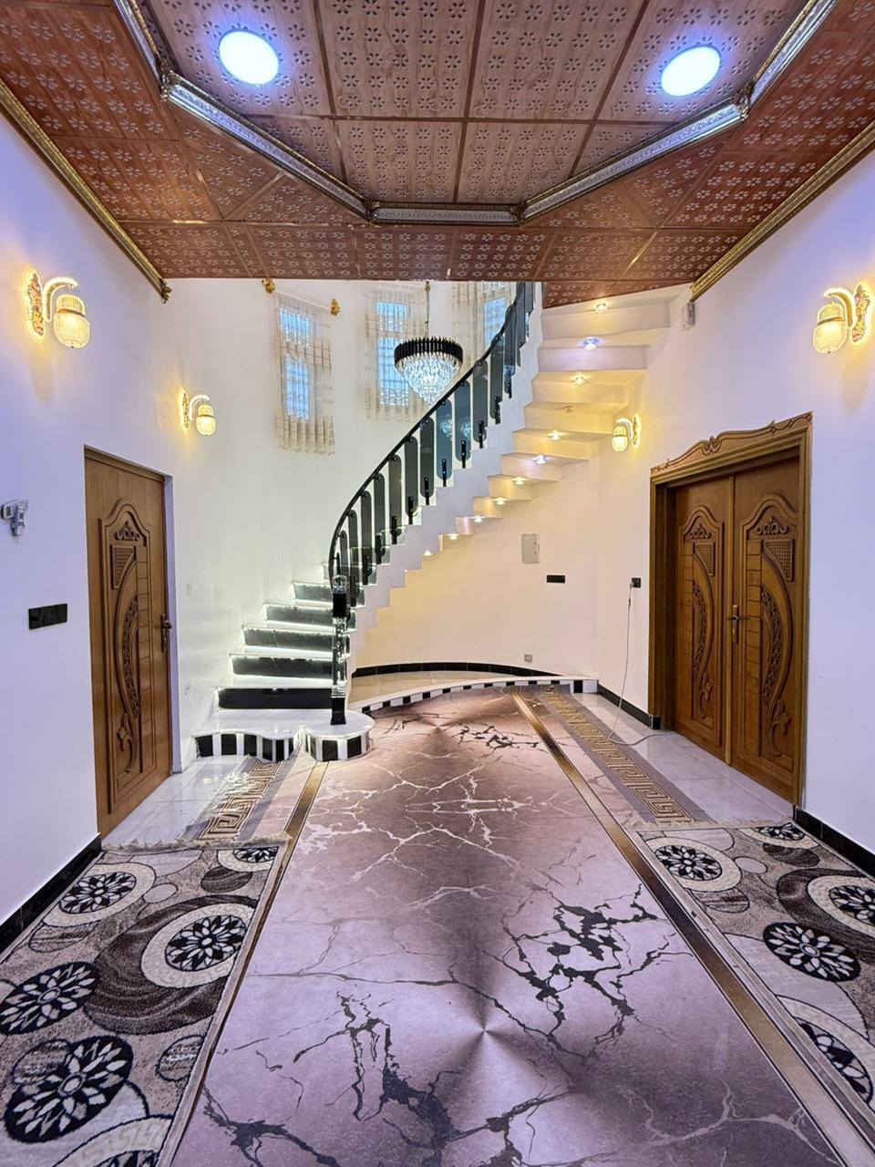 ا#يالله سلام عليكم واسعد الله اوقاتكم
 ***********

دار سكن قاطين للبيع بناء 2025 
مو بيت عباره عن فيلا ماشاء الله 
يتكون من 6 غرف منام وديوان 

جنس العقار طابو ملك صرف زراعي بسم عراقي اصولي سند ٢٥

#المساحه الكليه 600متر 

يحتوي القاط الاول على غرف منام 2 كل غرفه بيها حمام 
و ديوان كبير
و مطبخ 
او مناور
و صاله و وصحيات داخلي وخارجي 
وگراج سياره يسع 5
اما القاط الثاني يحتوي على غرف منام 4 اثنين منهن بيهن حمامات 
بلاضافه الى صاله وصحيات 
وحديقه🌳 كبيره مساحه الحديقه 100 متر☘️🌳

العنوان بصره أبي الخصيب طريق الصحراء قريب  على سايدين داخل 
موقع راقي 😎 

جميع الخدمات متوفره ماء كهرباء شارع تبليط 10 متر 
شغل البيت كله درجة أولى
مع مولدي اكبيره ومبيريه

السعر 295مليون  و بي مجال للشراي
للاستفسار تصل ***********
