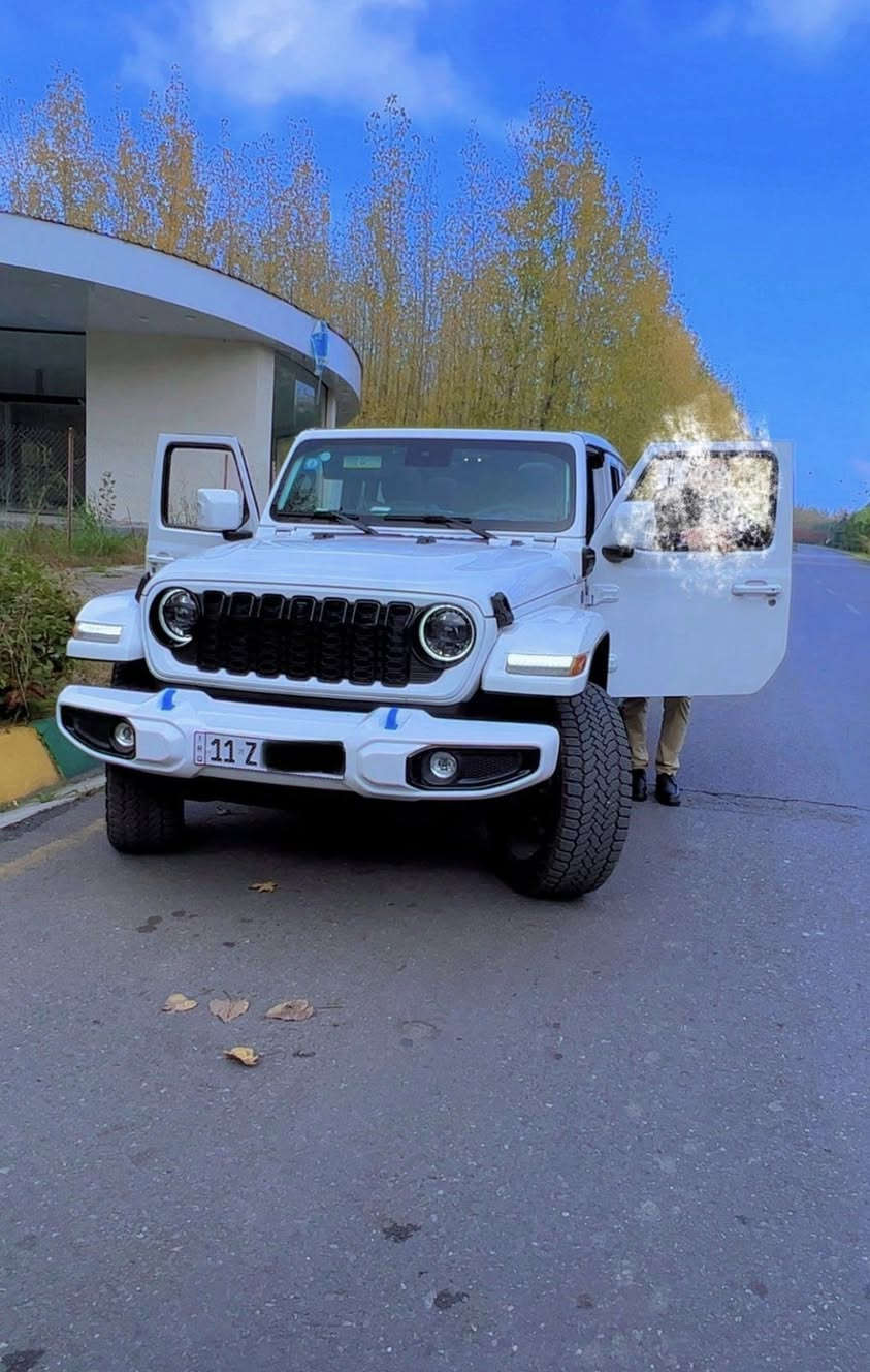 السلام وعليكم 
للبيع 
حيب رانكلر موديل ٢٠٢٤ 4xe
هايبردبانزين كهرباء

ماشيه 13الف مايل
السيارة بحالة الوكالة جديدة كلش 
فول الفول للأخير سوميت اعلى فئه 
كشنات جلد 
كشنات كهرباء 
كشنات تدفئه
سترين تدفئه
كاميرا اماميه
زراك كاميرا 
كاميرا خلفيه
مرايه وسطيه اوتودم 
رادار حانبي 
رادار خلفي 
رادار امامي
سياقة ذاتيه 
بريك طوارئ تلقائي
كشافات اماميه 
ليد كل الانارة اللي بالسيارة 

نظام صوت Alpine 
امبليفاير بالجنطة بيها صوت كلش قوي 
شاشة كبيرة بيها كل اعدادات السيارة 
بيها نظام Alexa 
السقف سلايد كهرباء 
السيارة فول للاخير وقليل تجي هيج مواصفات 
كلش جديده بعدها بحالة الوكالة حادثها كلش خفيف بدون  دواخل 

رقم بغداد بأسمي
***********
